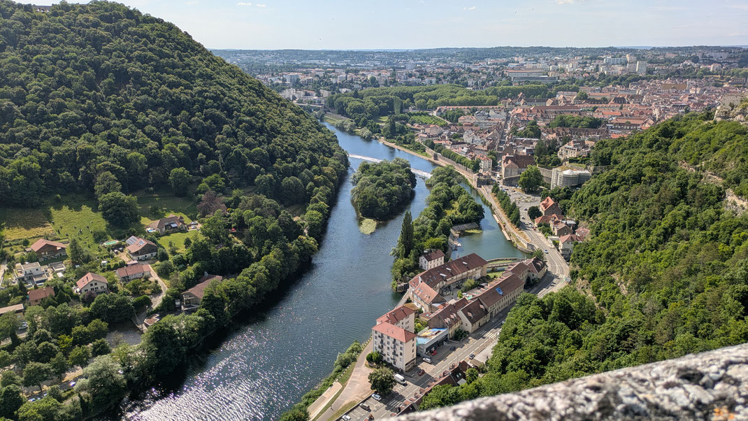 Der Fluss Doubs umfließt die Stadt und ist allgegegenwärtig. / Foto Dagmar Krenmayr