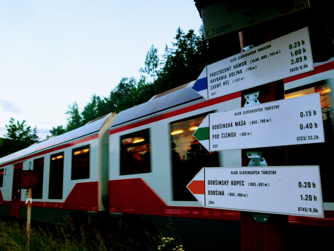 Wir reisen vor allem mit dem Zug in Gegenden, die nicht am Schirm der Tourismusindustrie sind. / Foto: Marco Vanek