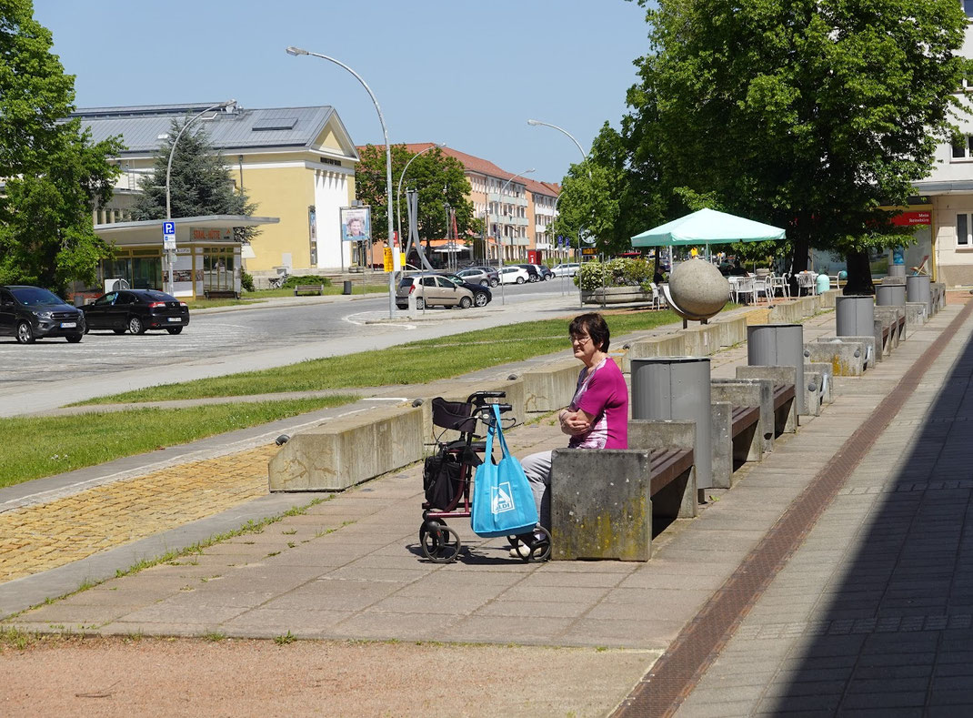 Der zentrale Platz hieß früher Leninallee, heute Lindenallee und war die Einkaufsstraße von Eisenhüttenstadt. Heute sind dort nur mehr wenige Geschäfte offen.
