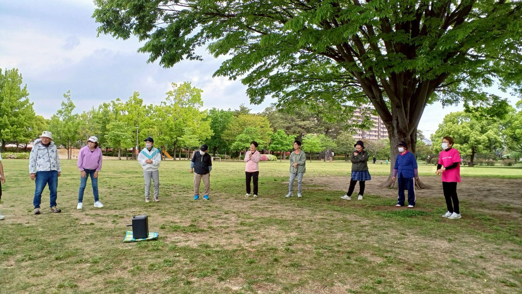 三重県松阪市 鈴の森公園 笑いヨガ(ラフターヨガ) 大きな木の下に集合!