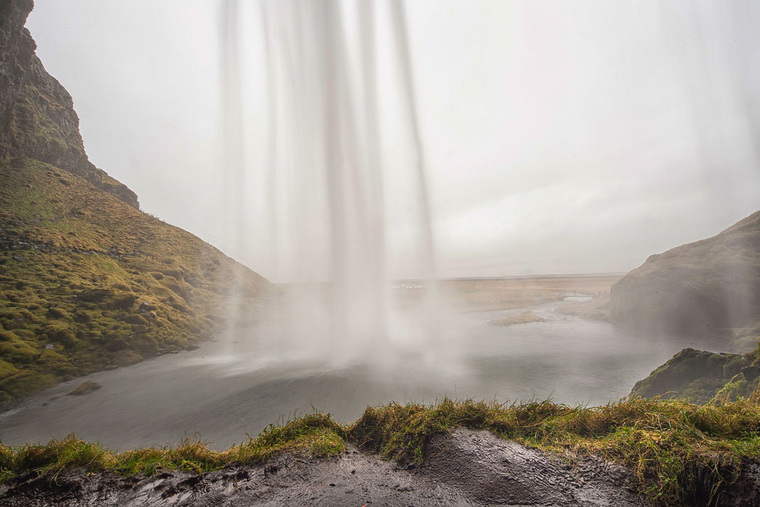 Island, Seljandsfoss, Wasserfall, Süden, Ringstrasse, Regen, beleuchtet in der Nacht, hinter dem Wasserfall durchgehen