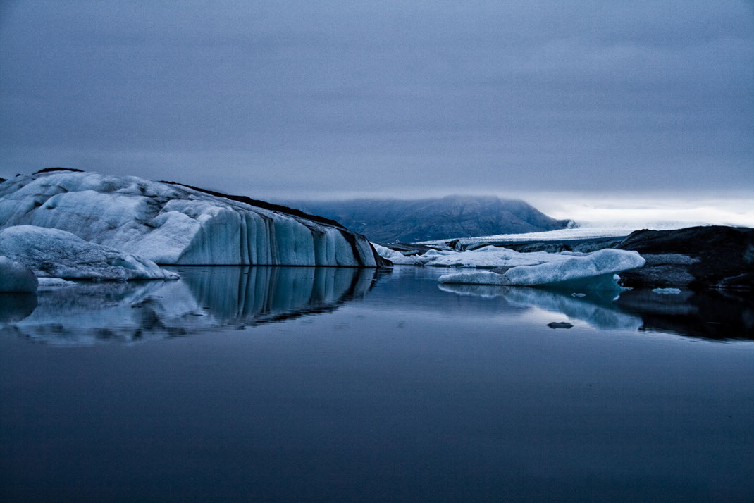 Jökulsarlon, Gletscherlagune, Island, Süden, Eisberge, Meer, Blaue Stunde