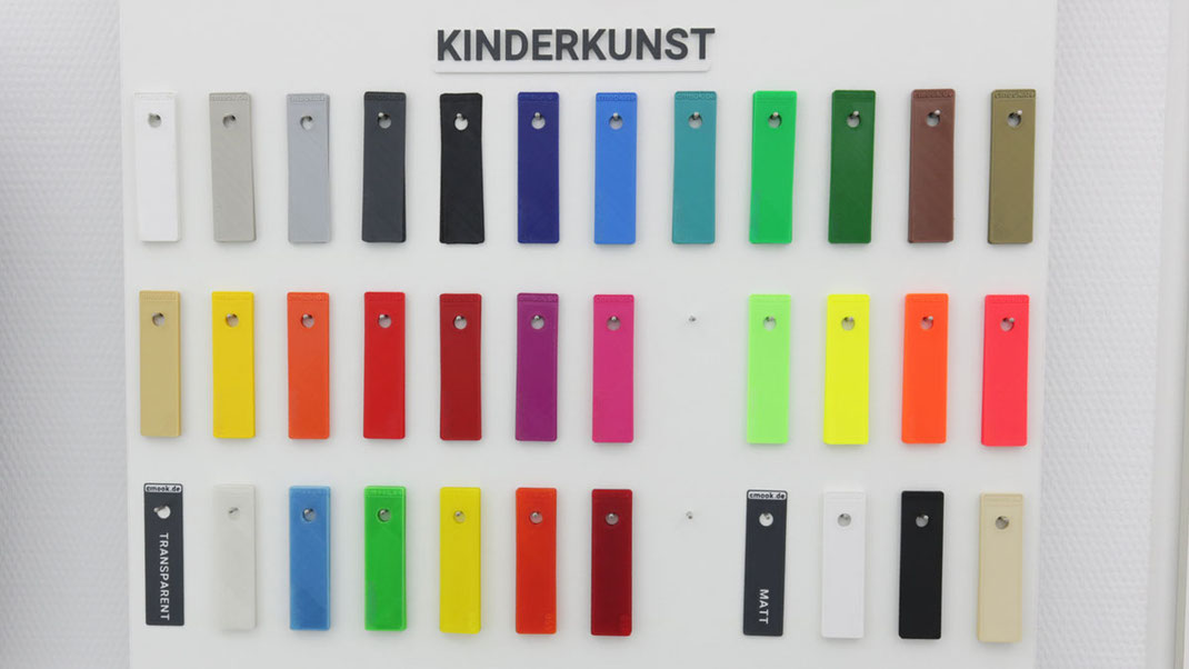 Kinderkunst Farbpalette. Über 30 Farbkarten hängend an einem weißen Brett.