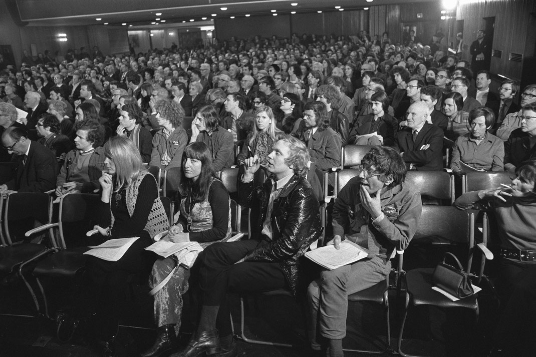 Peter Schat and Reinbert de Leeuw the 1970 debate between the Notenkrakers activists and the Concertgebouw orchestra in hotel Krasnapolsky. 