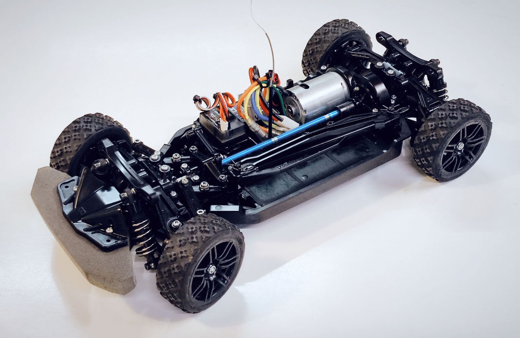 Tamiya TT-02 Chassis mit Alu-Kardanwelle und Rally Block-Reifen