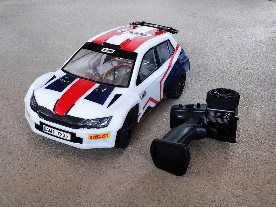 Tamiya TT-02 Bausatz, 2,4 GHz-Funkfernsteuerung, weiß - rot - blaue Skoda Fabia WRC Karosserie