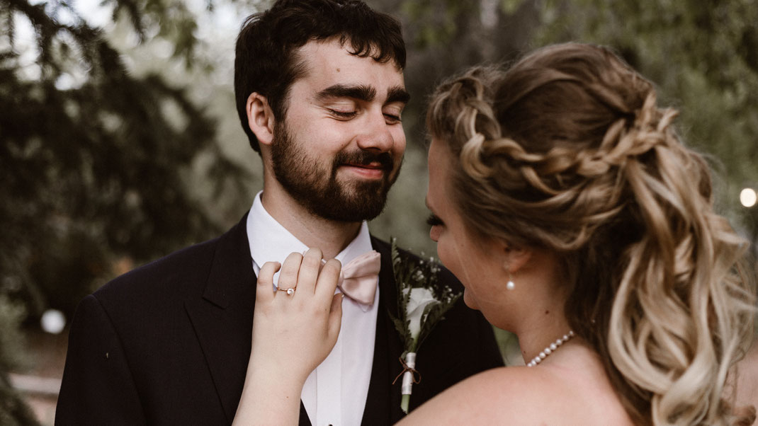 coiffure mariage, noeud papillon, changement style, robe mariée