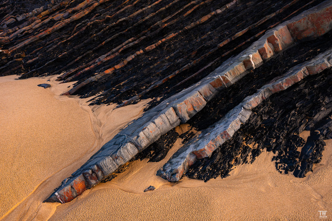 1. Am Fuß der hohen Klippen laufen die Flysch-Gesteinsformationen teils direkt auf dem Sand aus: die Schichten sind toll anzuschauen…