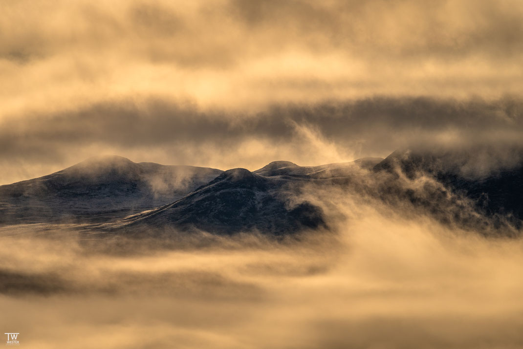 (25) Ein Wolkenband zieht langsam über den Gipfel