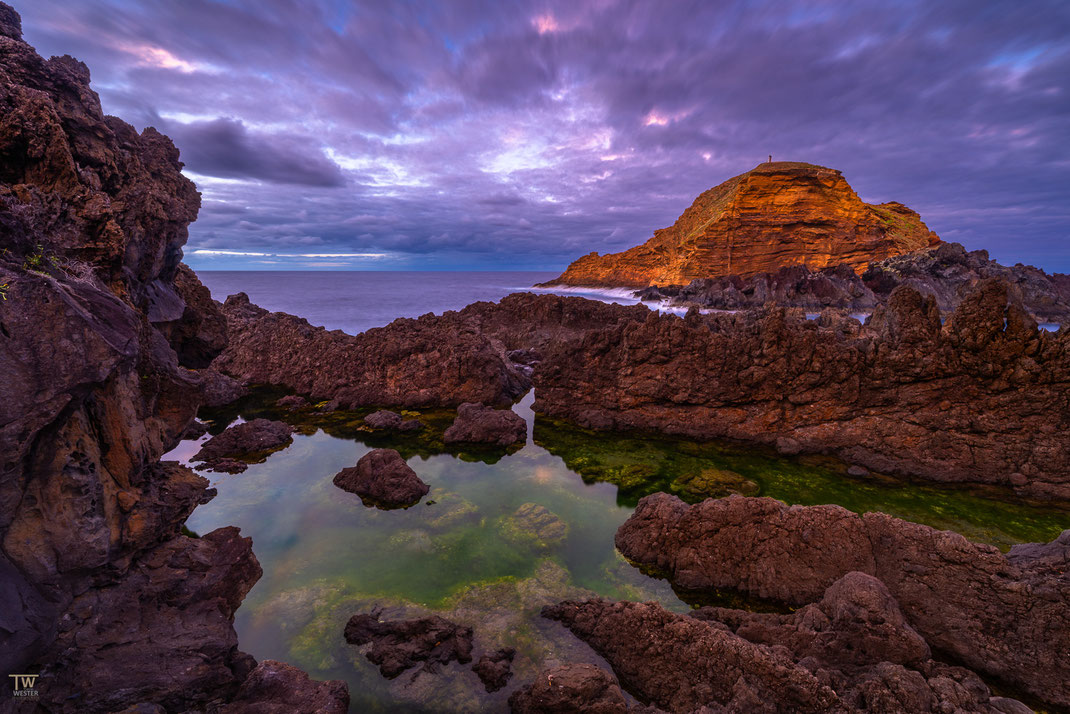 3 Die kleine Insel „Ilhéu Mole“  leuchtet im Hintergrund am Abend mit ihrer leichten Orange-Färbung