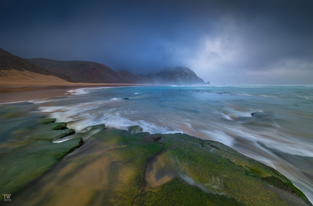 9. An diesem Nachmittag standen wir am Praia do Castelejo bei einem Wetter, das alle 15 Minuten komplett wechselte….die grüne Felsenlandschaft im Vordergrund war toll anzusehen