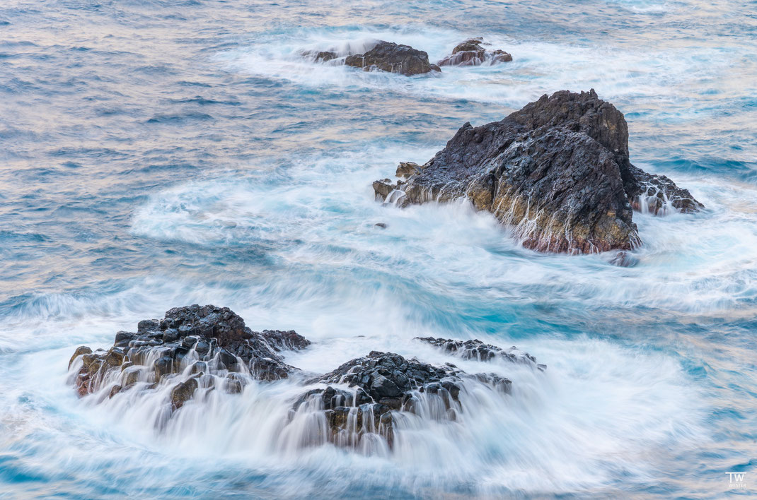 1 In Porto Moniz und Umgebung kann man gut die vulkanische Herkunft des Gesteins sehen – zusammen mit der meterhohen Brandung könnte man stundenlang aufs Meer schauen