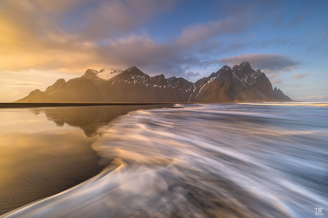 Vor einem richtig guten Abendessen in Höfn konnten wir noch das Vestrahorn bei diesen schönen Bedingungen ablichten. Es war für die Verhältnisse dort auch sehr leer, auch bei weiteren Spots waren wir häufig alleine (B2973)