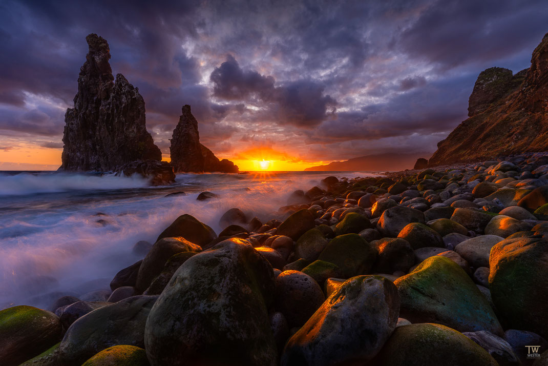 17 Gerade die großen und meist befeuchteten Steine in vorderster Reihe reflektierten bereits die warmen Farben der aufgehenden Sonne, während der Himmel noch etwas kühler war – so entstand meine persönliche Lieblingsszene