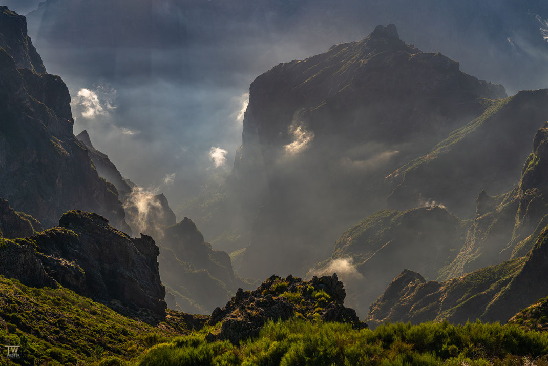 10 Langsam bildeten sich in der „Schlucht“ vor uns kleinere Wölkchen und das Licht brach sich an den Gipfeln darüber.