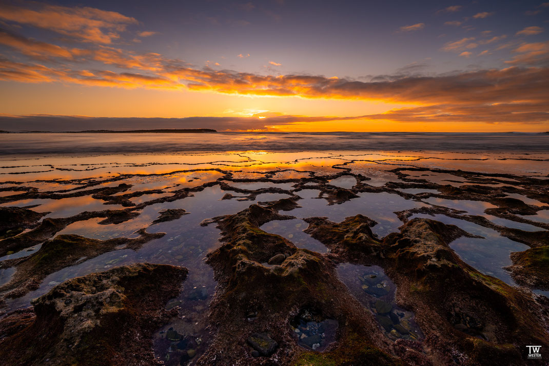 17) Gleich am ersten Abend zog dieses Wolkenband durch und ich wählte eine Perspektive weiter zum Strand. Leider kamen wir aufgrund der Anreise erst spät an, ich hätte hier gerne schon 10 Minuten vorher fotografiert