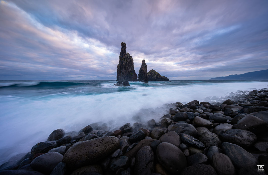 15 Und zu guter Letzt folgen noch meine 3 Lieblingsaufnahmen von Ribeira de Janela; hier ohne spektakuläre Farben, aber auf 10mm mit einer tollen Wolkenstruktur