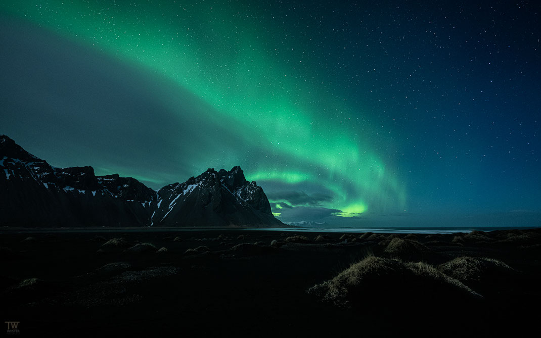 In der folgenden Nacht haben wir uns Nordlichter erkämpft; was hier so idyllisch aussieht, ist bei Sturm und fliegendem Lavasand entstanden 😅 Eine dichte Wolke verhüllte zuvor die Sicht auf das Gebirge, rechtzeitig „ging der Vorhang auf“(B2972)