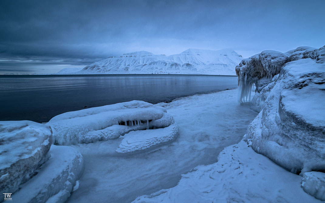 (22) Far after sunset, it was very slow to get dark and the most unreal ice sculptures could be seen on this beach.