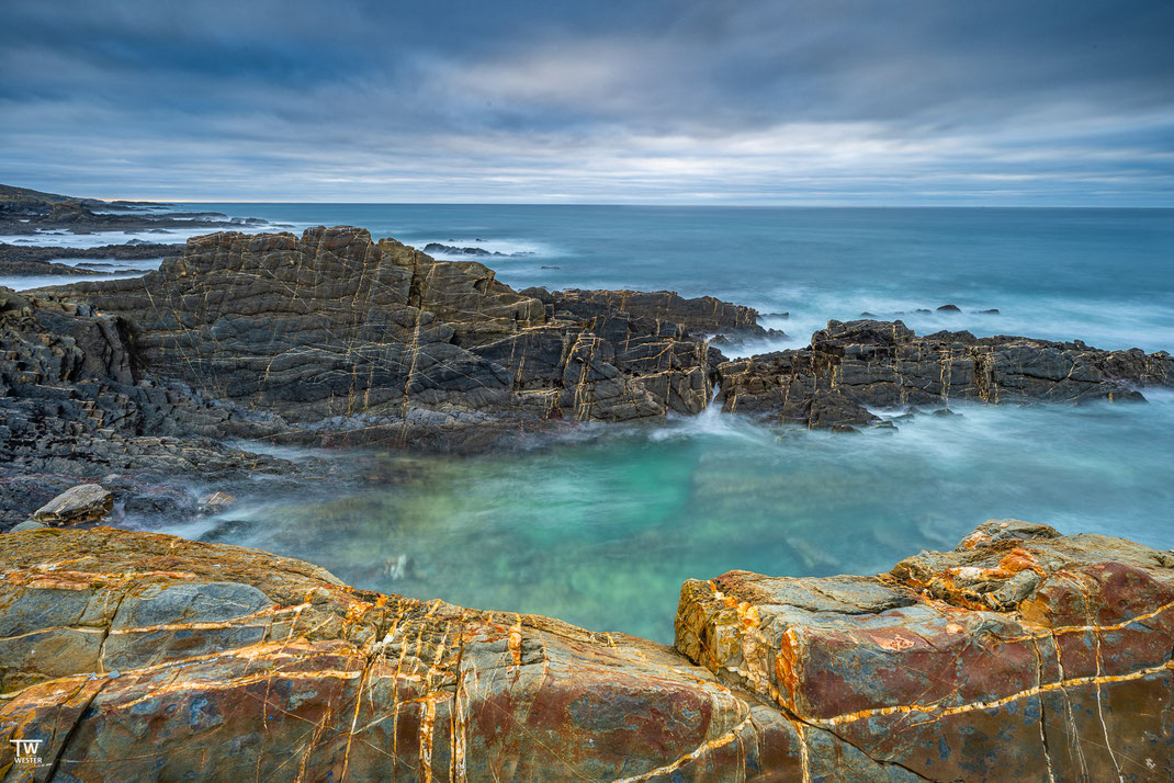 5) Die Strukturen der riesigen Flysch Formationen an dieser Stelle sind wirklich bemerkenswert und ich finde auch, der dramatische Himmel passte richtig gut dazu