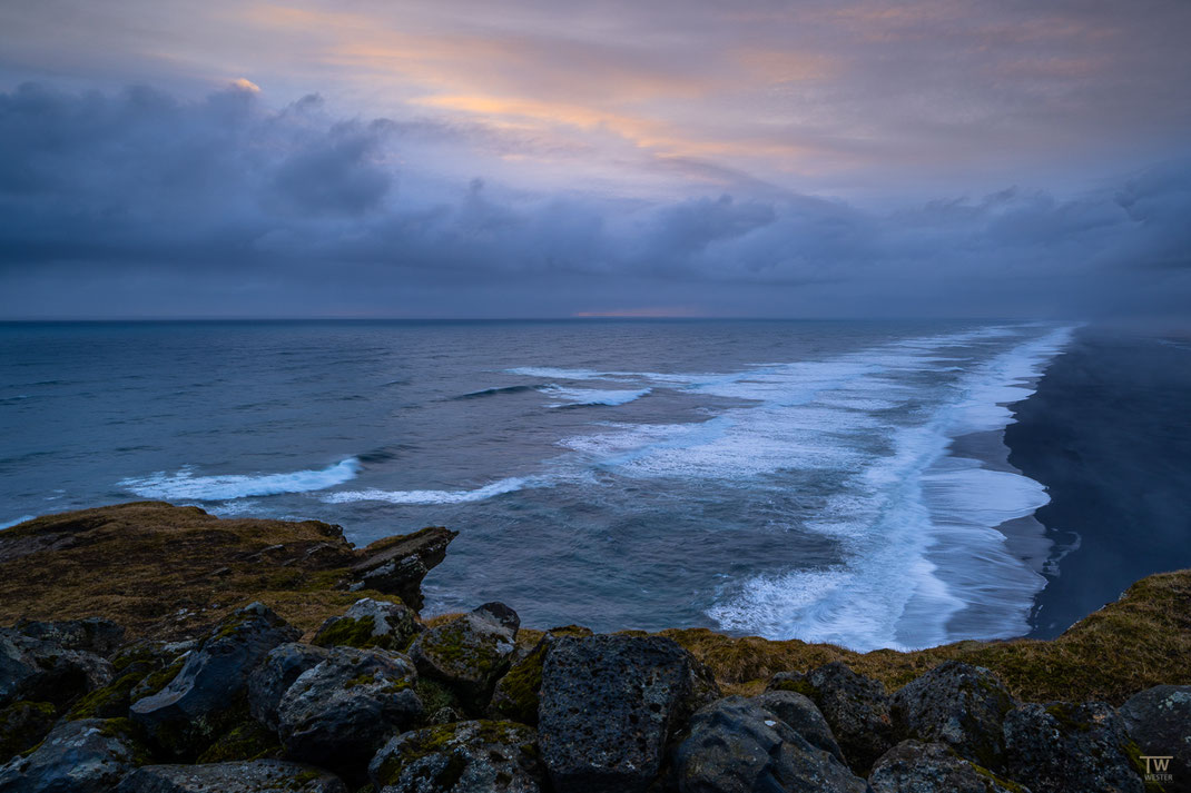 Bereits nach Sonnenuntergang stellte sich an diesem Abend noch eine ganz leichte Färbung ein, im Hintergrund dieses unendlich wirkenden Strandes (B2963)