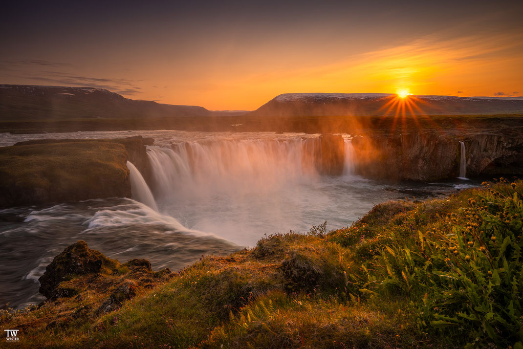 6 Auch am Godafoss hatten wir gleich am ersten Abend diesen tollen Sonnenuntergang, der den Sprüh des Wasserfalls toll anleuchtete