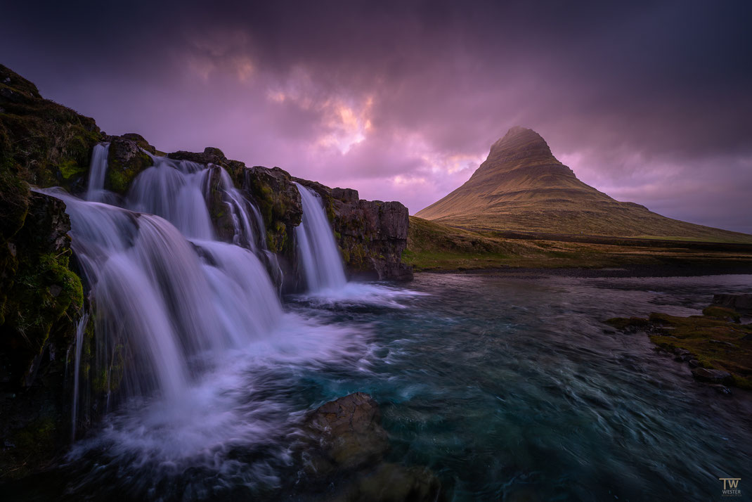 2. Am Kirkjufell hatten wir beim ersten Besuch eine dunkle, regenreiche Nacht, in der sich nur ab und zu der Himmel mal einen Spalt öffnete…