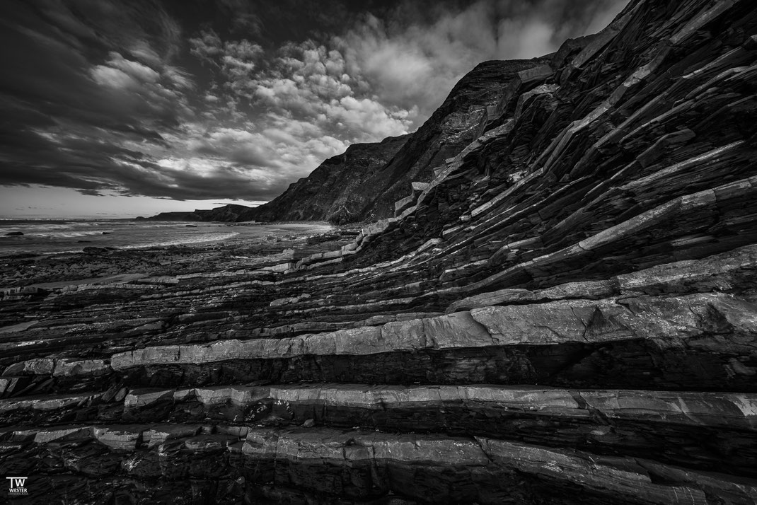 1) Die Landschaft an der Costa Vicentina sah dieses Jahr etwas anders aus; der Strand war stark unterspült und das Flysch lag sehr frei, es gab gar keinen Zugang mehr über Sand zum nächsten Abschnitt.