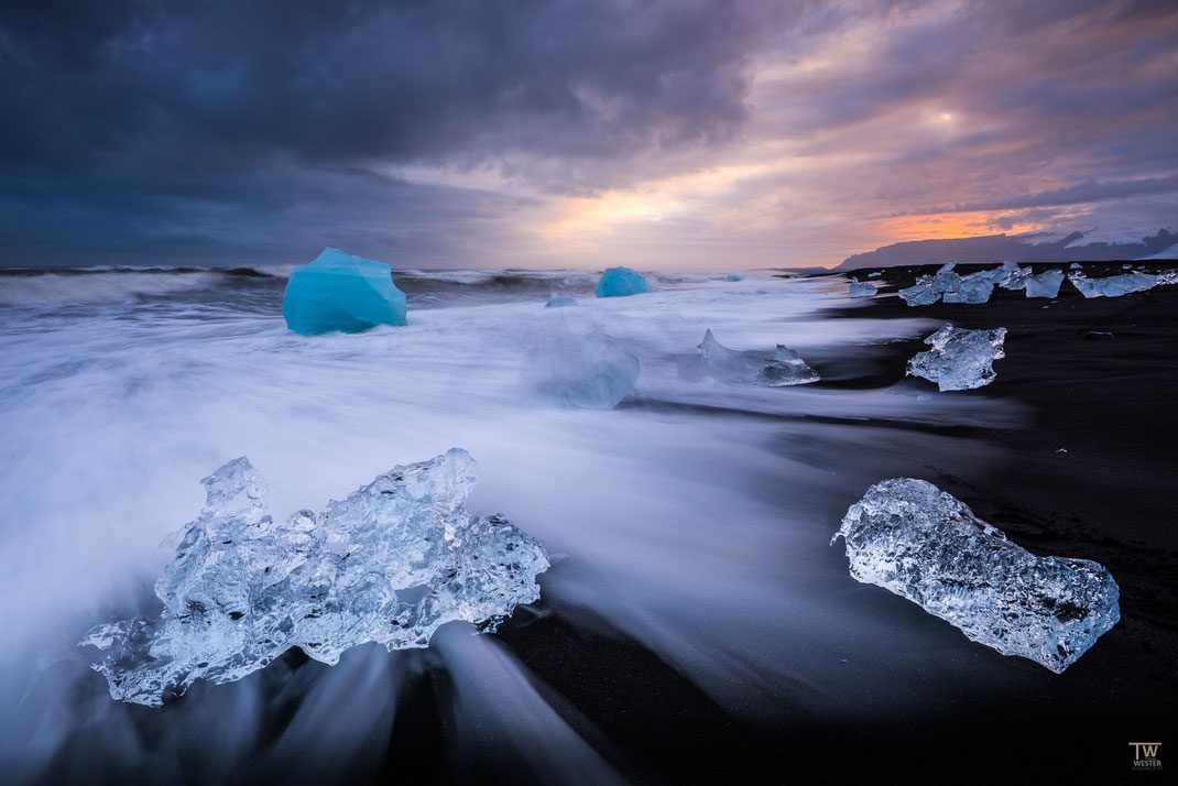 Selten hatte ich so gute Bedingungen wie bei meinem Besuch der Gletscherlagune 2016 – vor allem sah ich nie mehr wieder einen solch intensiv blau gefärbten Eisbrocken am Diamond Beach (in der Lagune schon)