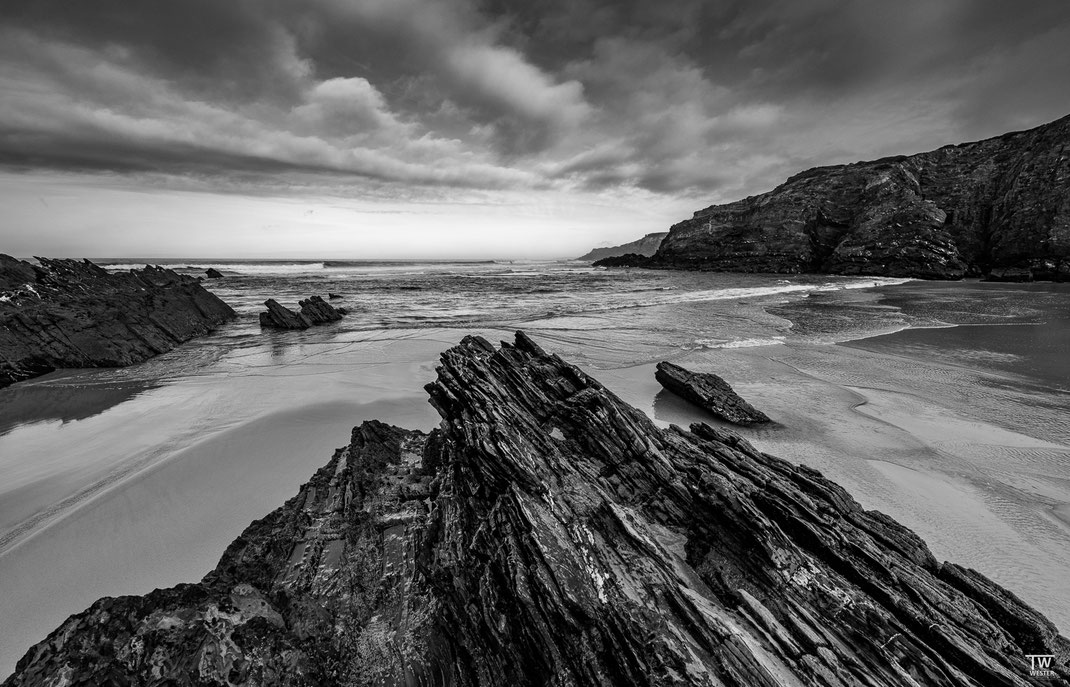 8.Wir waren aber durchaus auch mal bei normalem Licht unterwegs und an diesem kleinen Strand fand ich das Flyschgestein beeindruckend, man stand in etwa 2 Meter Höhe auf dem Gestein, hier bei Ebbe….