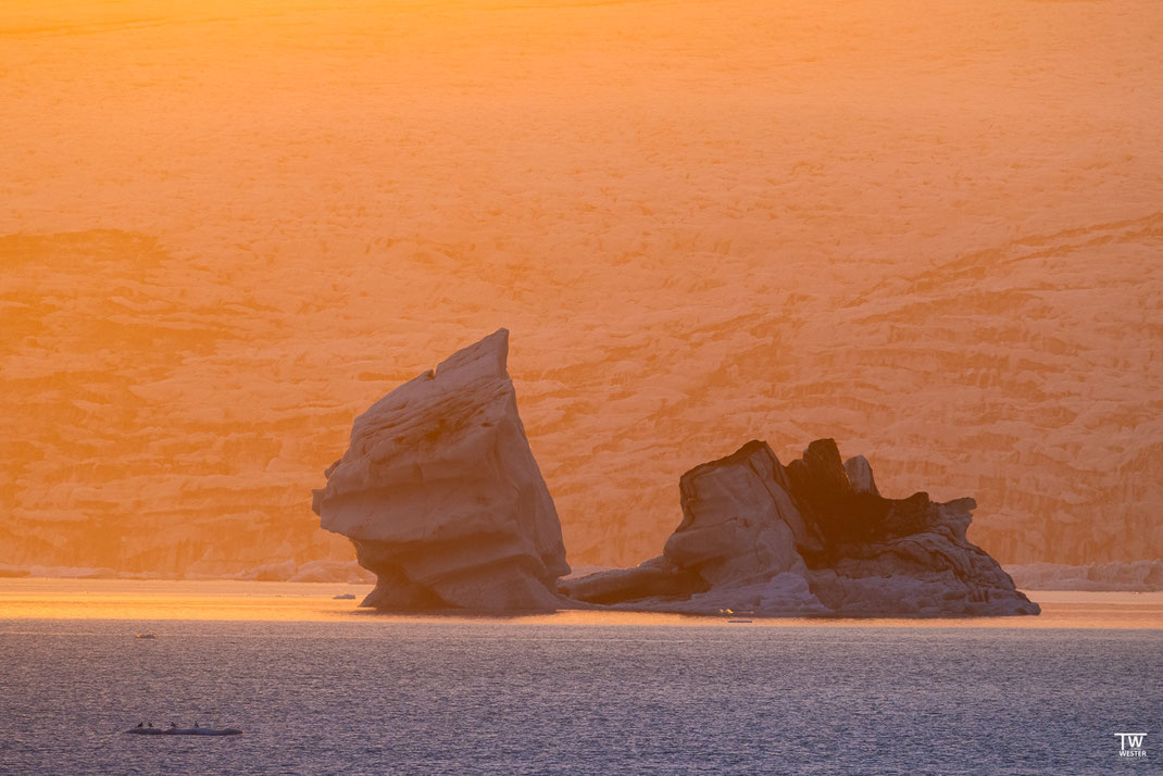 12 Hinter diesem Eisberg leuchtete der Gletscher in einem heftigen Orange auf…