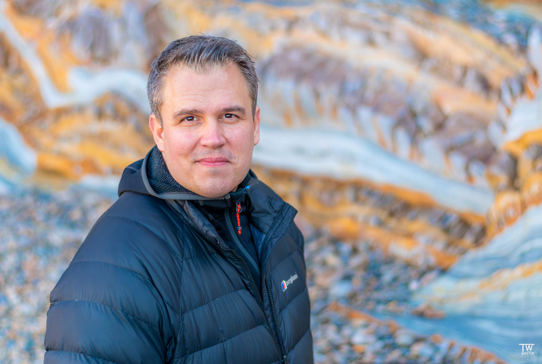 Januar 2020: in Asturien widmete ich mich intensiv den tollen -und dort bunten- Flysch Gesteinsstrukturen der riesigen Klippen, vor denen mich Christina fotografierte