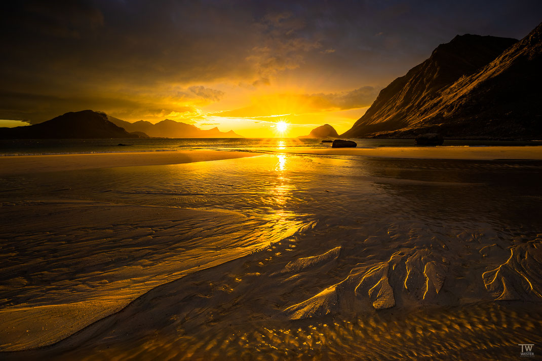 Am Haukland Strand selbst hatten wir auch einen tollen Sonnenuntergang, den ich allerdings technisch aufgrund schräger Bracketing-Einstellung versemmelte, trotzdem gefiel mir das Bild… (B3258)