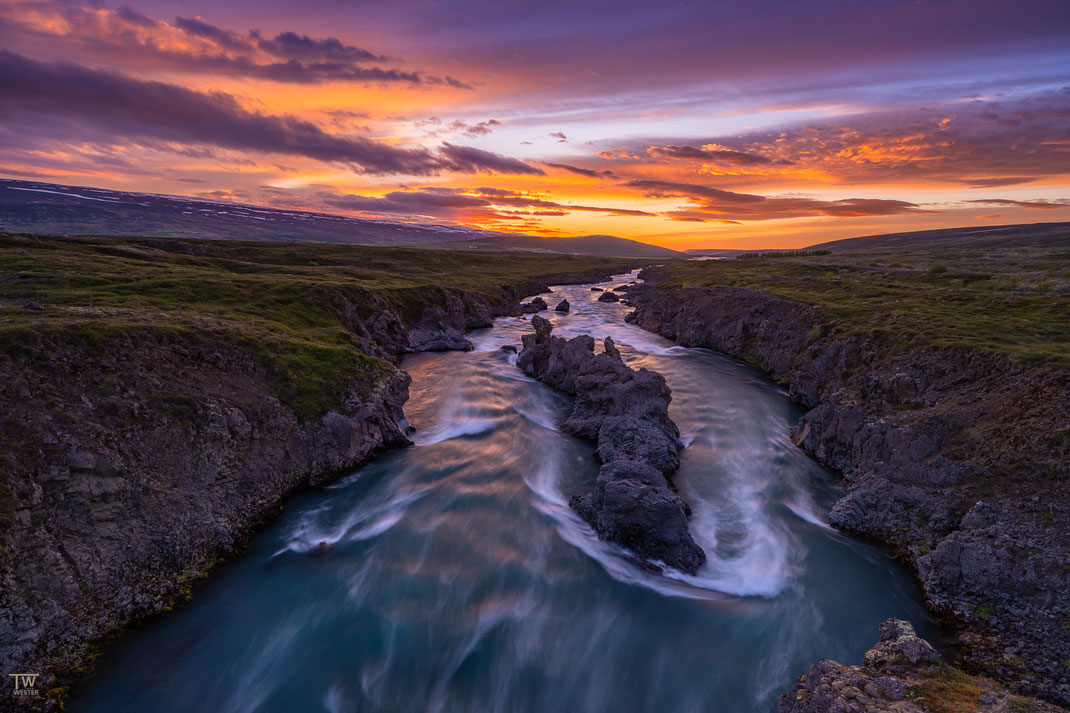19 In der gleichen Nacht standen wir zu fünft auch an dieser beeindruckenden Aussicht und blickten diesen riesigen Fluss entlang…