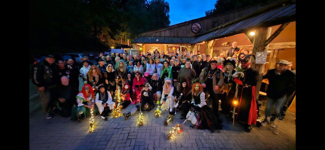 Gruppenbild mit der Harzer Hexenbrut
