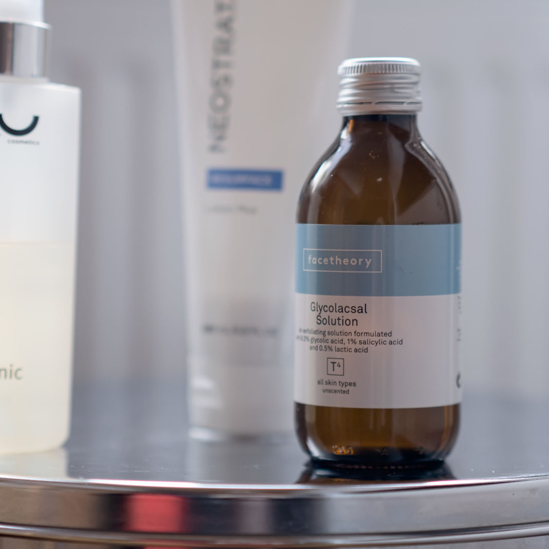Facetheory Glycolacsal Solution Das schönste Accessoire ist unsere Haut. Wenn die jedoch nicht im Lot ist, fühlt man sich schnell unwohl und strahlt das aus | Stumpfe, müde Haut lässt sich aber Dank Fruchtsäuren im Handumdrehen wieder zum Leuchten bringen | Hot Port Life & Style | 30+ Lifestyle Blog