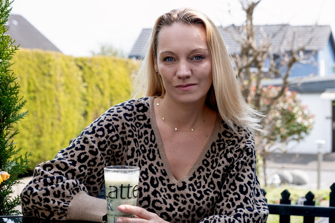 Sunny Statement: Franny & ihre filigrane Halskette Die Copacabana entlang schlendern & jeden Sonnenstrahl einfangen, der dem leicht geschundenen Wohlbefinden wieder auf die Sprünge hilft... Wer möchte das nicht? Corazul vermittelt mit seinen sonnigen Statements diesen Lifestyle jedenfalls perfekt | Hot Port Life & Style | 30+ Mode & Style Blog