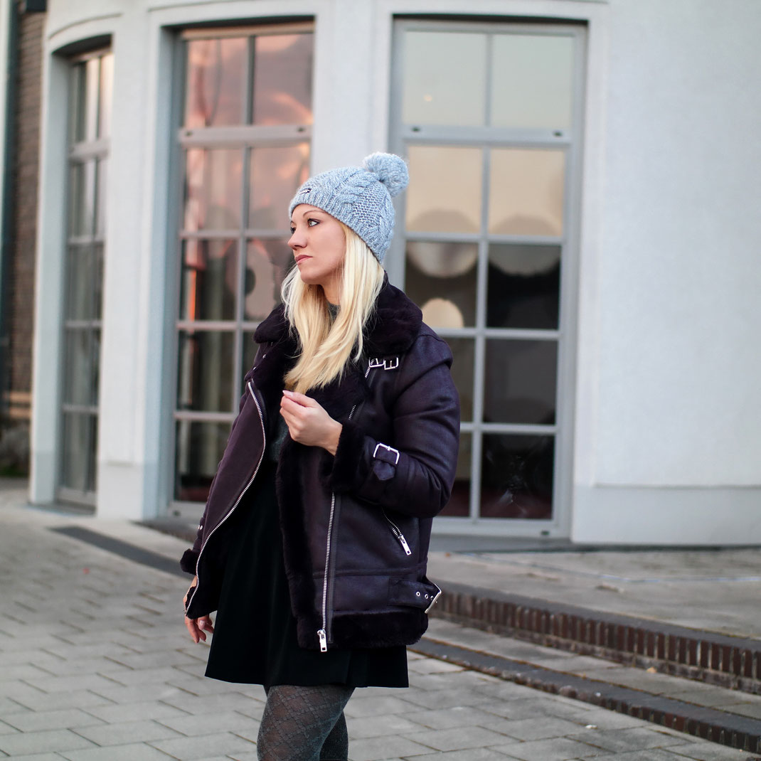 Winterfeste Kunstlederjacke im Shearling Design Winter in Deutschland? Ein nicht nennenswertes Ereignis. So mild wie in diesem Jahr, hat die kalte Jahreszeit vermutlich noch nie begonnen. Man weiß gar nicht so recht, was man anziehen soll?! Entweder es ist zu warm oder zu kalt, weswegen wir heute unbedingt mal über winterfeste Lederjacken sprechen müssen | Hot Port Life & Style | Deutscher Mode & Style Blog