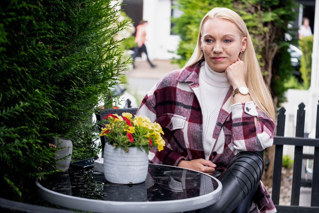 Franny in ihrem aktuellen Lieblingsoutfit Was ist der Style Trend in 2022? Definitiv die Hemdjacke im Karo-Look. An ihr kommt man in diesem Jahr nicht vorbei. Auch namenhafte Bloggerinnen haben das Must Have des Jahes erkannt, welches lässig zur Biker Leggings gestylt werden kann | Hot Port Life & Style | 30+ Mode & Lifestyle Blog