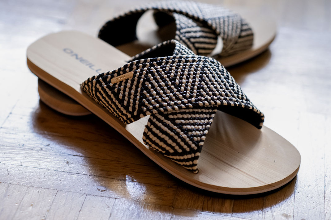 Slides: Fashion Schlappen von O´Neill Was sind Slides? Unter Slides versteht man üblicherweise Schlappen, die eine flache Sohle haben & an den Zehen offen sind. Die idealen Begleiter an heißen Tagen | Hot Port Life & Style | 30+ Style Blog