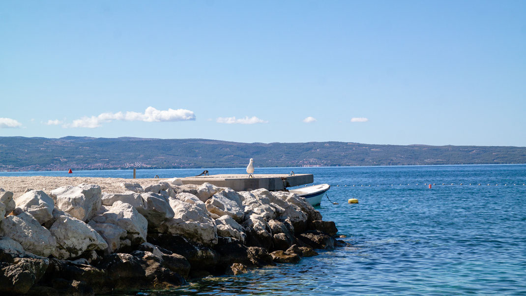 Steg vor´m Hotel Sunce in Podstrana Urlaub in Corona Zeiten: Ist das überhaupt möglich? Na klar! Bloggerin Franny Fine entführt Euch ins malerische Kroatien. In der Nähe von Split hat sie ihren persönlichen Ruhepol gefunden | Hot Port Life & Style | Deutscher Lifestyle Blog