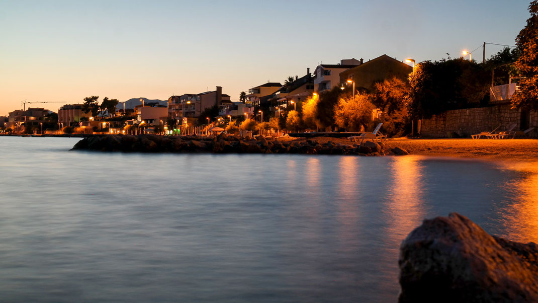 Bucht von Podstrana am Abend Urlaub in Corona Zeiten: Ist das überhaupt möglich? Na klar! Bloggerin Franny Fine entführt Euch ins malerische Kroatien. In der Nähe von Split hat sie ihren persönlichen Ruhepol gefunden | Hot Port Life & Style | Deutscher Lifestyle Blog