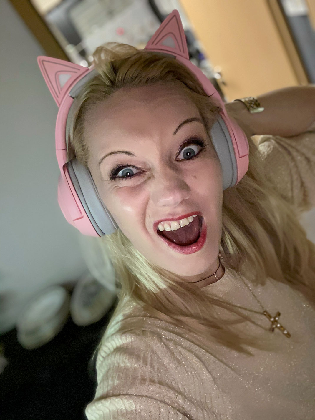 Verrückte Kitty In Zeiten von Homeoffice, totaler Isolierung & exzessivem Gaming Wahn benötigen wir Ladies etwas, dass unsere Ohrmuscheln nicht nur komfortabel polstert, sondern auch stylish aussehen lässt: Das Razer Kraken Bluetooth Kitty Headsets | Hot Port Life & Style | 30+ Fashion & Lifestyle Blog