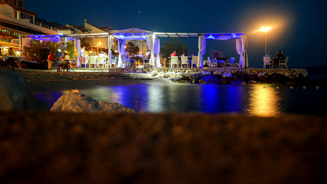 Restaurant Jure am Strand von Podstrana Urlaub in Corona Zeiten: Ist das überhaupt möglich? Na klar! Bloggerin Franny Fine entführt Euch ins malerische Kroatien. In der Nähe von Split hat sie ihren persönlichen Ruhepol gefunden | Hot Port Life & Style | Deutscher Lifestyle Blog