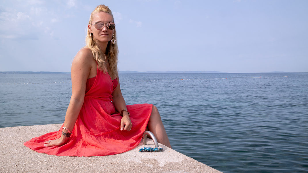 Am Strand von Podstrana Urlaub in Corona Zeiten: Ist das überhaupt möglich? Na klar! Bloggerin Franny Fine entführt Euch ins malerische Kroatien. In der Nähe von Split hat sie ihren persönlichen Ruhepol gefunden | Hot Port Life & Style | Deutscher Lifestyle Blog