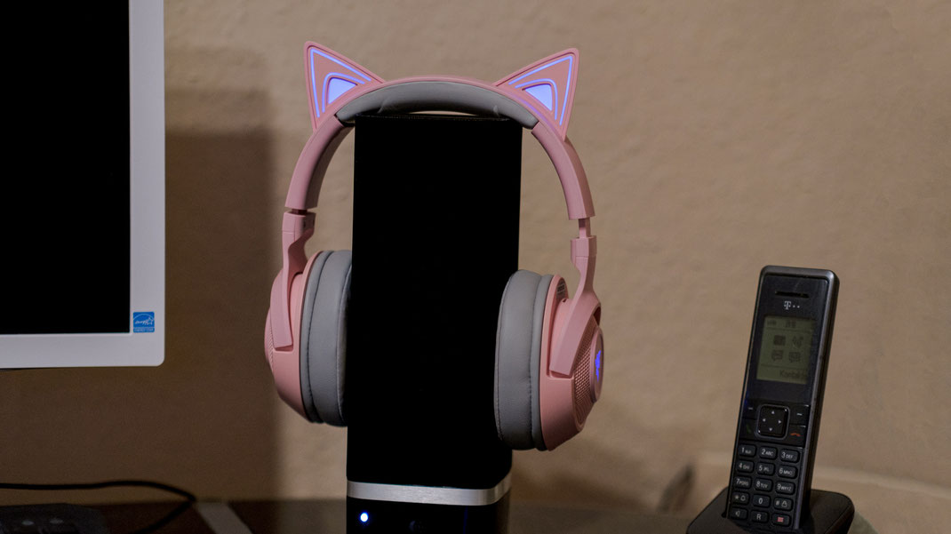 In Zeiten von Homeoffice, totaler Isolierung & exzessiven Gaming Wahn benötigen wir Ladies etwas, dass unsere Ohrmuscheln nicht nur komfortabel polstert, sondern auch stylish aussehen lässt: Das Razer Kraken Bluetooth Kitty Headsets | Hot Port Life & Style | 30+ Fashion & Lifestyle Blog