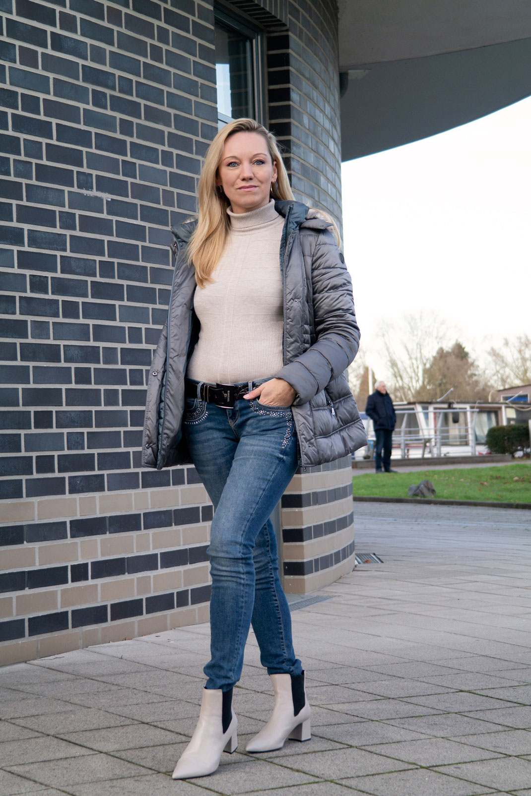 Geox Bigliana: Eine bequeme Stiefelette mit Blockabsatz, die auch im Winter gekonnt in Szene gesetzt werden möchte | Bloggerin Franny Fine hat sich deshalb für ein helles Outfit passend zum Schuh entschieden | Hot Port Life & Style | Deutscher Mode & Style Blog
