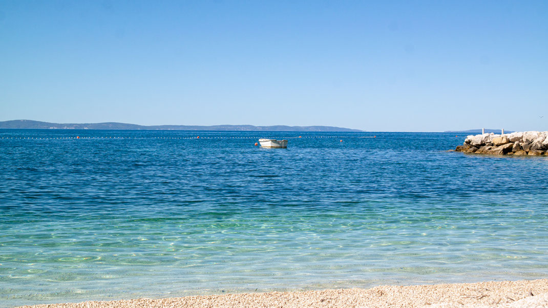 Unser Privatstrand / Bucht am Hotel in Podstrana Urlaub in Corona Zeiten: Ist das überhaupt möglich? Na klar! Bloggerin Franny Fine entführt Euch ins malerische Kroatien. In der Nähe von Split hat sie ihren persönlichen Ruhepol gefunden | Hot Port Life & Style | Deutscher Lifestyle Blog