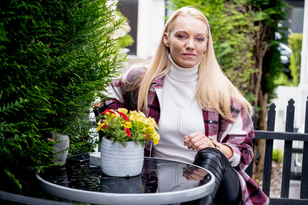 Style Trend 2022: Hemdjacke im Karo-Look Was ist der Style Trend in 2022? Definitiv die Hemdjacke im Karo-Look. An ihr kommt man in diesem Jahr nicht vorbei. Auch namenhafte Bloggerinnen haben das Must Have des Jahes erkannt, welches lässig zur Biker Leggings gestylt werden kann | Hot Port Life & Style | 30+ Mode & Lifestyle Blog