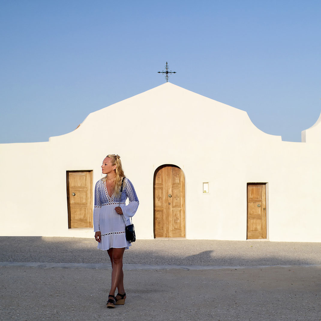 Beautiful Greece Style | Typical Missguided Dress in Blue White | Church at Agios Nikolaos Beach Zakynthos | hot-port.de | 30+ Lifestyle Blog